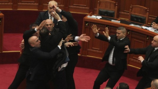 Tension në Kuvend/ Deputeti i PD qëllon me vezë e bojë kryeministrin (VIDEO-FOTO)