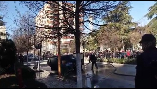 Fier, makina përfshihet nga flakët në ecje e sipër, shpëton shoferi (VIDEO)