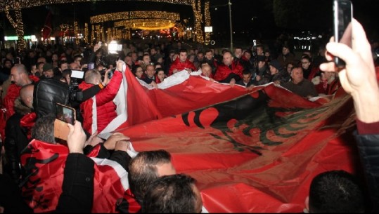 Pas 40 minutash rrugë në këmbë, banorët e Astirit i bashkohen protestës së Diasporës 