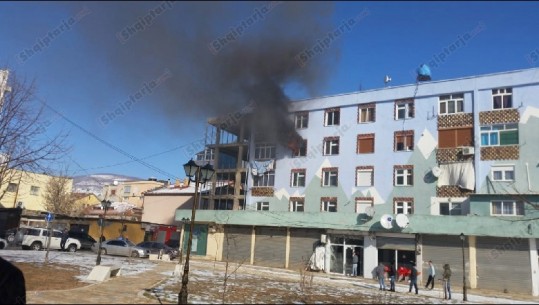 Kukës, banesa në katin e 4 përfshihet nga flakët, nuk ka të lënduar (VIDEO)