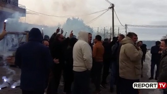 Rama mbledh ministrat në Elbasan, PD e pret me protestë, hidhen tymuese (VIDEO)