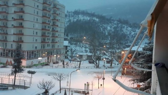 Dëborë e dendur në Librazhd, qarkullimi në aksin nacional bëhet me zinxhirë (VIDEO+FOTO)