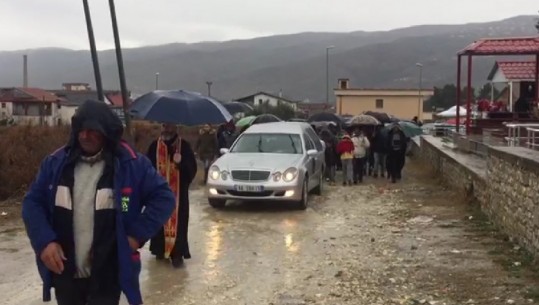 Berat/ U vra nga babai dhe u gropos, përcillet për në banesën e fundit Anxhelina Petro (VIDEO)