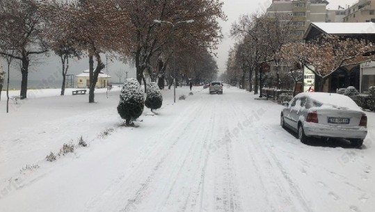 Pogradeci 'hijeshon' nën petkun e dëborës, por shkakton edhe probleme (VIDEO-FOTO)