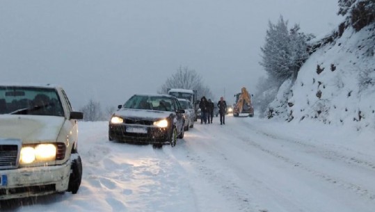 Bllokohet prej dy orësh nga dëbora rruga Peshkopi-Tiranë