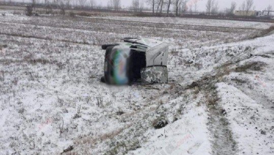 Reshjet e borës, furgoni del nga rruga dhe përmbyset në aksin Lezhë-Shkodër (VIDEO-FOTO)