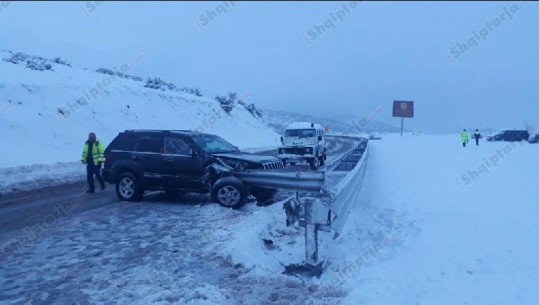 Kukës/ Makina me targa maqedonase përplaset me trafikndarësen, plagosen dy persona  