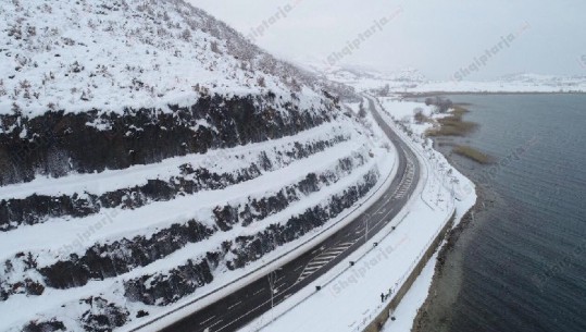 Qafë Thanë-Lin-Pogradec e mbuluar nga dëbora, pamje fantastike me dron (VIDEO)