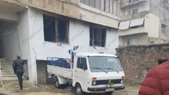 Tepelenë/ Zjarrfikësja mbërrin një orë me vonesë, shtëpia shkrumbohet e gjitha nga zjarri (FOTO)