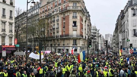 “Jelekverdhët” vijojnë protestën, nisin tubimin me nderime për jetët e humbura që nga java e saj e parë