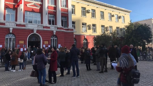 Pedagogë të PD dhe LSI në grevë: Solidarizohemi me studentët. Te Ekonomiku rinis mësimi, popullohen 80% e auditoreve (VIDEO)