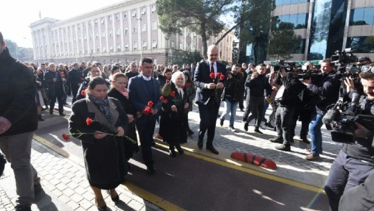 8 vite nga 21 janari, Rama dhe familjarët e katër viktimave homazhe në Bulevard (VIDEO)