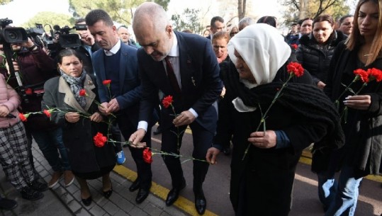 21 janari/ Homazhe në Bulevard, Rama dhe familjarët e 4 protestuesve të vrarë marshim në heshtje dhe me lule në duar (VIDEO)