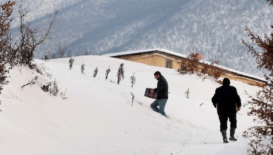 Rikthehen reshjet e dëborës në Dibër dhe Kukës/ Situata e fundit me akset rrugore