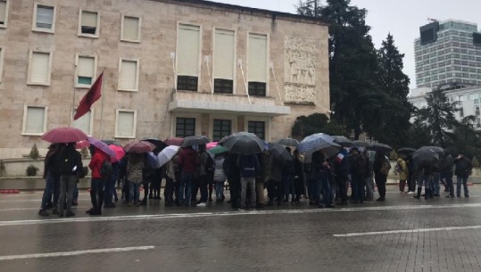 Grupe studentësh rikthehen në protestë para Kryeministrisë: Anuloje ligjin, kërkojmë arsim cilësor 