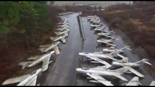 Pamje me dron nga baza ajrore e Kuçovës/ Flota ajrore e Enverit e kthyer tashmë në relikë (VIDEO)