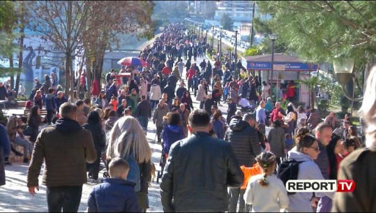 Dyndje qytetarësh në Parkun e liqenit në fundjavë, lojrat hapësira e preferuar e fëmijëve