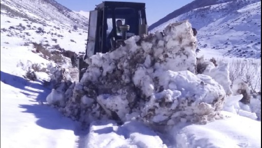 E bllokuar nga dëbora, hapet rruga 8 kilometër e fshatit Golem në Gjirokastër 