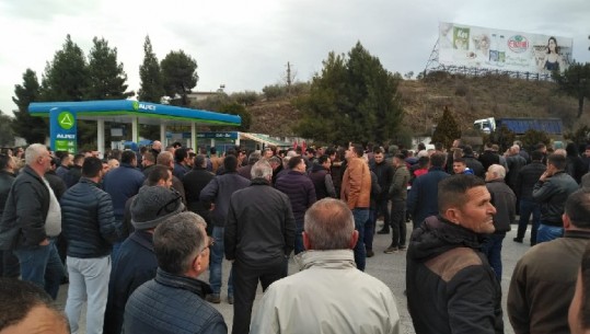 Rrogozhinë/ Protestuesit e PD i bllokojnë rrugën eskortës së Ramës (FOTO)