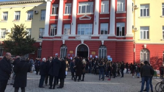 Pyetësori i KLSH/ Studentët ‘ngelin në klasë’ pedagogët e tyre në 7 universitete 