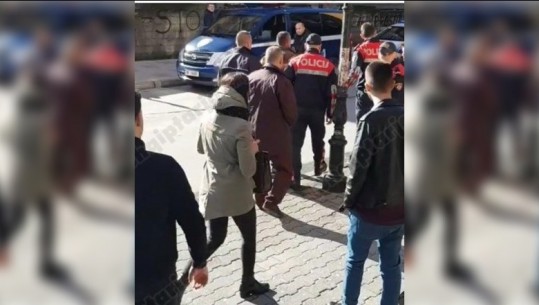 Arrestohet efektivi i FNSH-së pasi ngacmon studenten: E pëlqej, e kapa për krahu! (VIDEO)