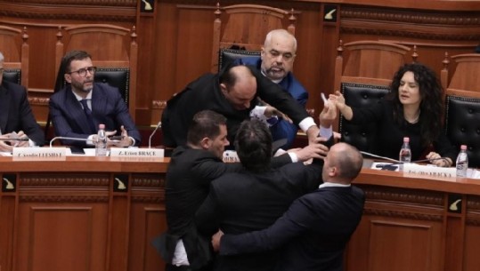 Paloka, bojë mbi fytyrën e kryeministrit Edi Rama ( FOTO+VIDEO)