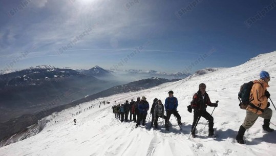 Alpinistët ngjisin majën e malit të përbashkët Shqipëri-Kosovë me një 'mision' të veçantë (VIDEO-FOTO)