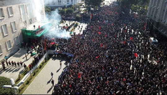 Jo vetëm 'heshta'/ Shikoni foton tjetër nga protesta që po bën xhiron e rrjetit