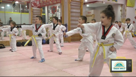 Fëmijët, luftëtarët e vegjël të artit marcial 'Taekwondo' (VIDEO)