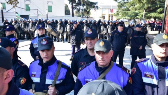 Policia 'bllokadë' para parlamentit, në kordonin rrethues edhe të rinjtë e PD-së (FOTOT+VIDEO)