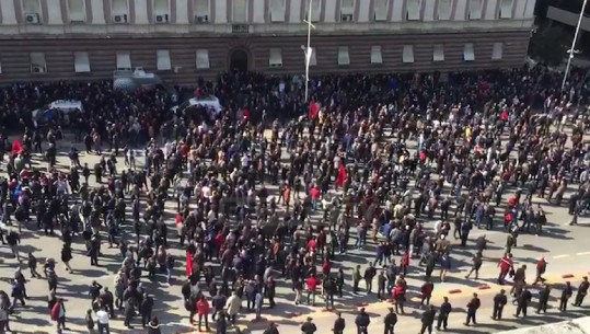 Pamjet nga kryeministria, marshimi i protestuesve drejt kryesisë së Kuvendit