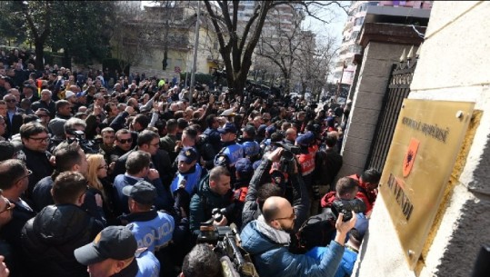  Basha e Kryemadhi futen në kryesi, dorëzojnë dorëheqjen e deputetëve