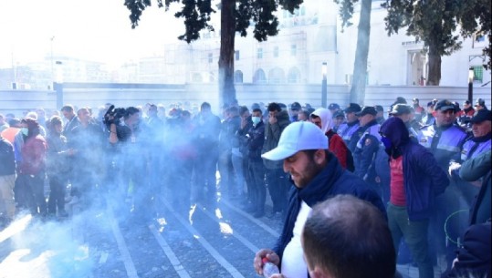 Protesta e opozitës, simpatizantët e PD hedhin tymuese përpara parlamentit