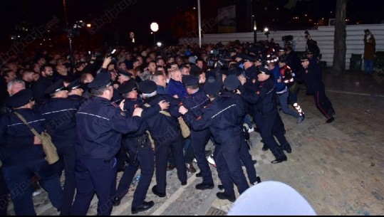 Pamjet televizive e dëshmojnë: protestuesit thyejnë kordonin e Policisë. Përse gënjen Basha?