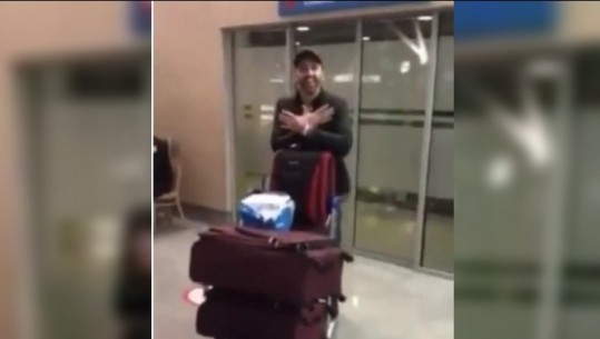 Bën shqiponjën dy krenare në aeroport, doganieri: Ik, ik, bëje diku tjetër...këtu nuk ka! (VIDEO)