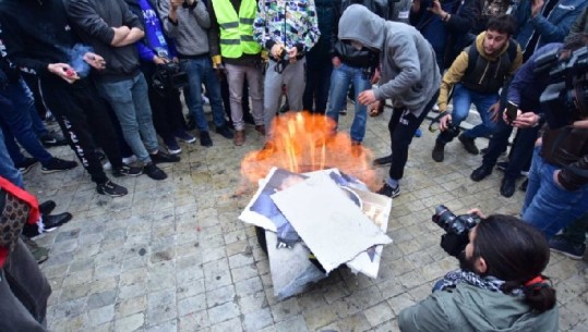 IRONIA/ Simpatizantët e PD-së i vënë flakën 'kauzës'...që duket se as vet nuk e besojnë! (FOTO)