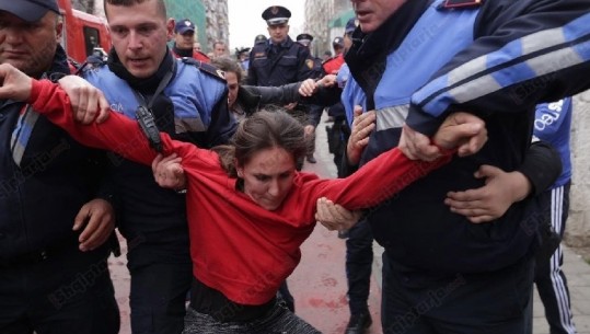 Kaos te 'Petro Nini Luarasi' në Tiranë, banorët kundështojnë vendimin për prishjen e banesës (FOTO)