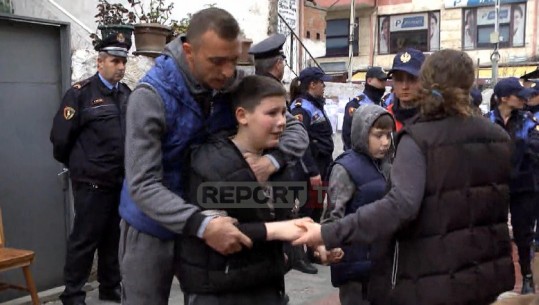 Kundërshtojnë shembjen e banesës, banorët dhe fëmijët shpërthejnë në lot (VIDEO)