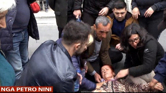 Protesta kundër shembjes së shtëpisë, një zonjë bie pa ndjenja (VIDEO)