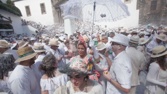 Karnavalet e Santa Cruz: muzikë, alkol dhe 'luftë' me pudër (VIDEO)