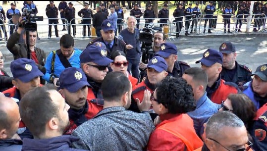 Klevis Balliu tenton të çajë kordonin e policisë me 'Astirin' (VIDEO)