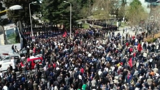 Ish-deputetët demokratë bashkohen me protestuesit...po Basha ku është?!