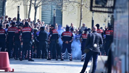 Hidhen tymuese dhe kapsollë, policia - Bardhit: Largo nga protesta personat e maskuar