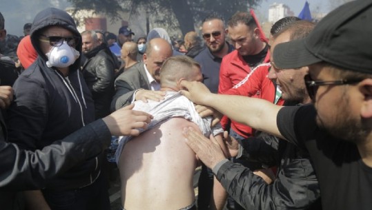 Protestuesi lëndohet gjatë përplasjes me policinë (FOTO)