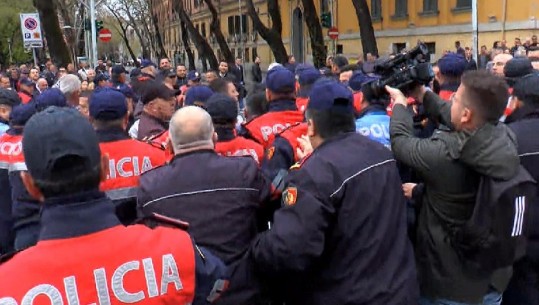 Opozita 3 orë protestë! Tension me policinë tek Kuvendi dhe sulm me bojë Ministrisë së Brendshme (VIDEO)