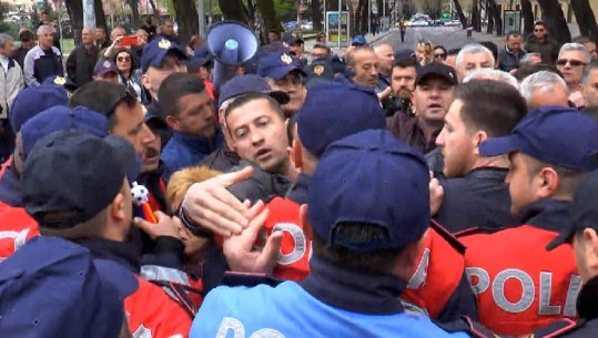 'Astiri' përplaset me policinë tek Ministria e Brendshme, pengesë për ministrin holandes (VIDEO)