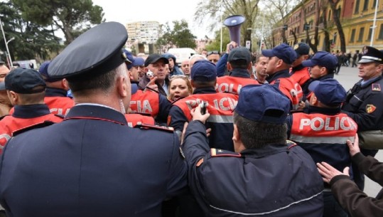 Gratë protestuese tentojnë të cënojnë sigurinë e delegacionit holandez tek Ministria e Brendshme (FOTO-VIDEO)