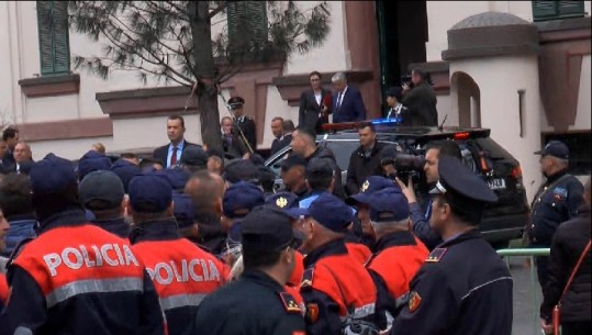 Delegacioni holandez mbërrin në Ministrinë e Brendshme, asnjë interes për protestën pas shpinës së tyre (VIDEO)