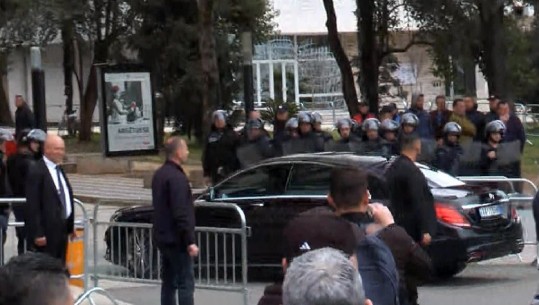 Rama mbërrin në Parlament, eskorta kalon mes protestuesve (VIDEO)