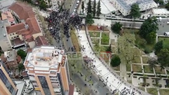 Pamjet me dron nga protesta e opozitës para parlamentit